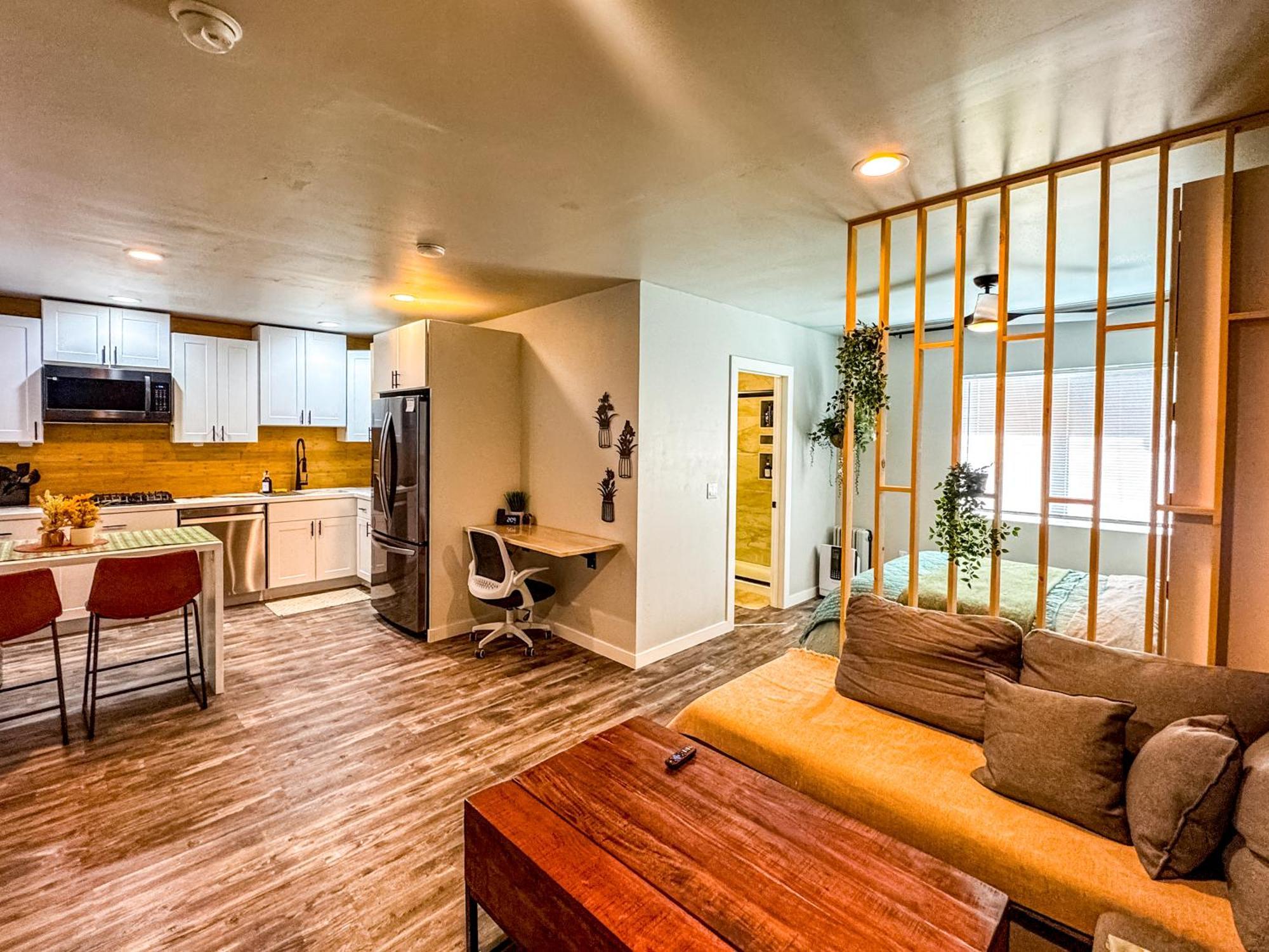 Private-suite, Kitchen, Laundry, Rainfall Shower, 4ktv El Centro